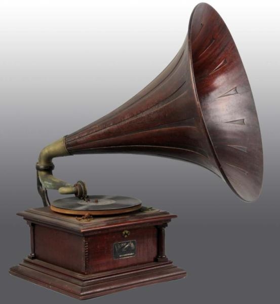 VICTOR TALKING MACHINE WITH LARGE WOODEN HORN.    