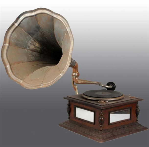 PHONOGRAPH WITH LARGE METAL HORN.                 