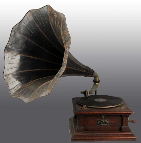 VICTOR TALKING MACHINE WITH LARGE METAL HORN.     