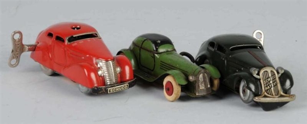 LOT OF 3: SMALL TIN AUTOMOBILE WIND-UP TOYS.      