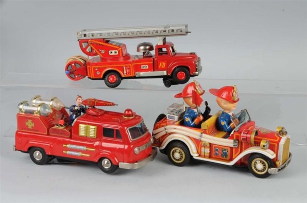 LOT OF 3: TIN FIRE ENGINE BATTERY-OP TOYS.        