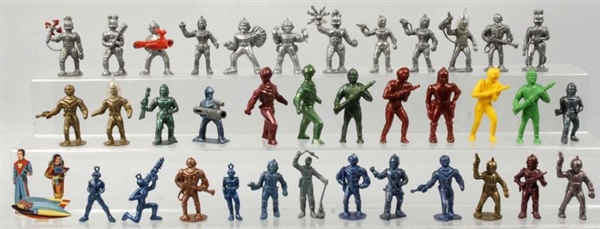 LOT OF VINTAGE PLASTIC SPACE TOY FIGURES.         