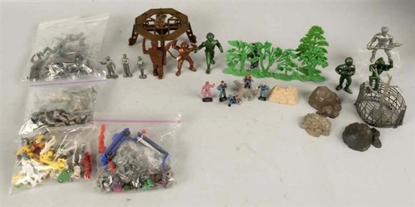 LOT OF VINTAGE 1950S SPACE FIGURES & PLAY ITEMS.  