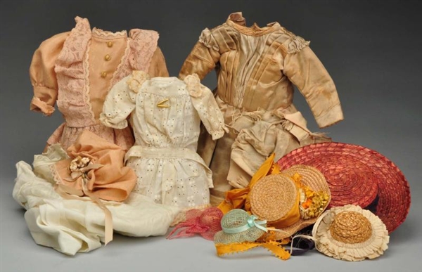 LOT OF VINTAGE DOLL CLOTHES & HATS.               
