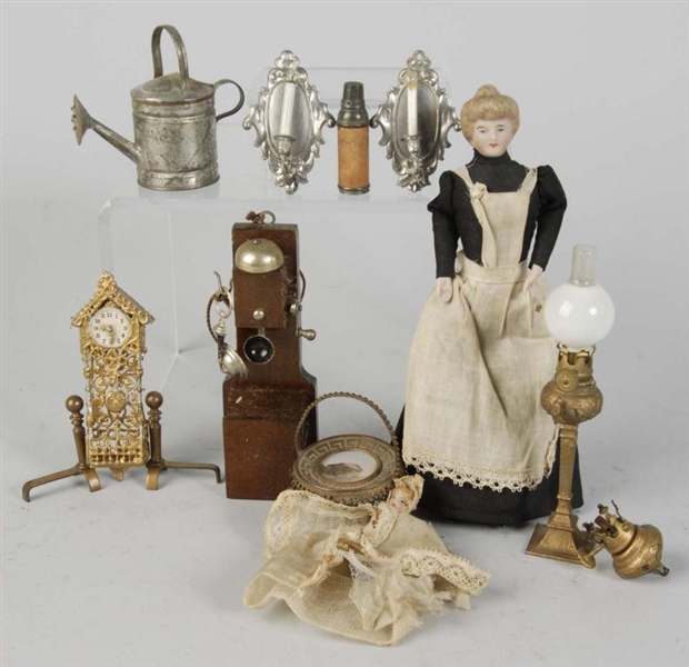 LOT OF ASSORTED VINTAGE DOLL HOUSE ACCESSORIES.   