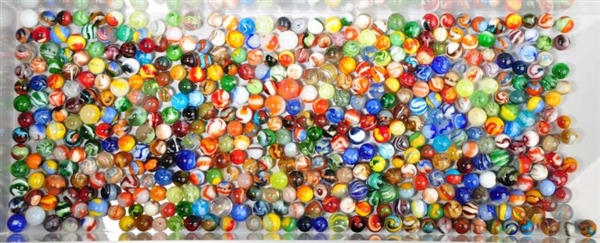LOT OF APPROXIMATELY 450 VINTAGE MARBLES.         