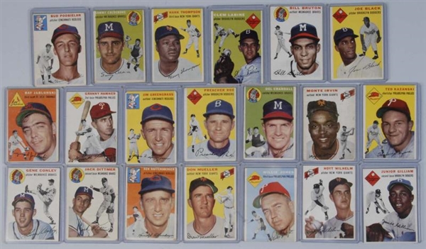 LOT OF 48: TOPPS BASEBALL CARDS.                  