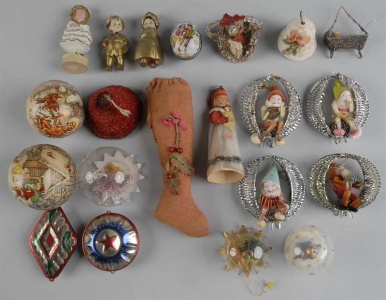 LOT OF CHRISTMAS PIECES AND ORNAMENTS .           