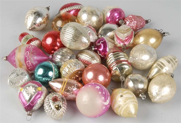 LOT OF 30+ GLASS CHRISTMAS ORNAMENTS.             