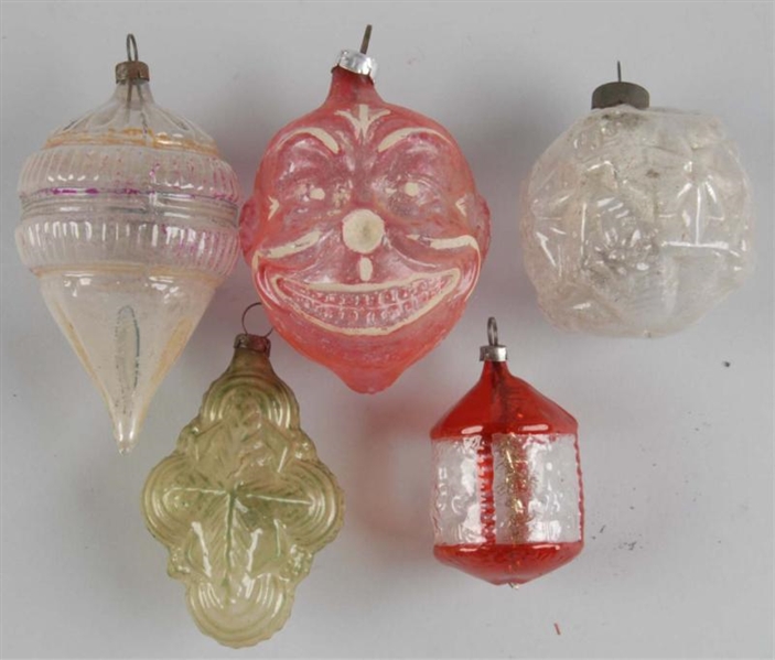 LOT OF 5: GLASS CHRISTMAS ORNAMENTS.              