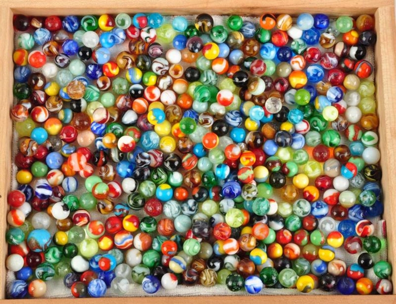 LO OF 400+ MACHINE MADE MARBLES.                  