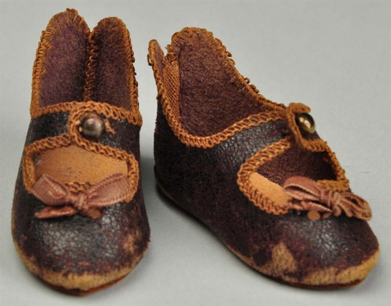 PAIR OF ANTIQUE FRENCH JUMEAU DOLL SHOES.         