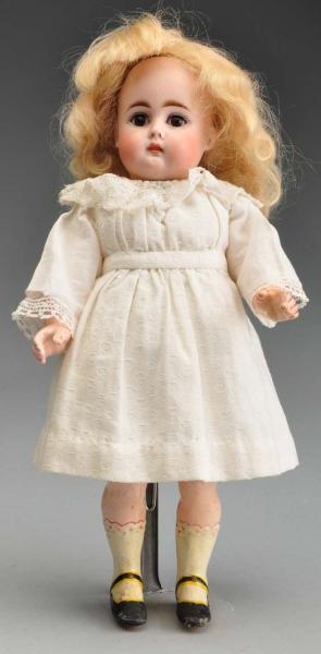 EARLY CLOSED-MOUTH DOLL.                          