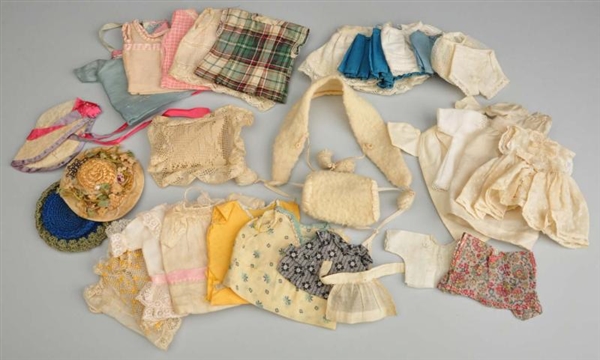 LOT OF VINTAGE CLOTHES FOR SMALL DOLLS.           