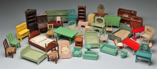 LARGE LOT OF DOLL HOUSE FURNITURE.                