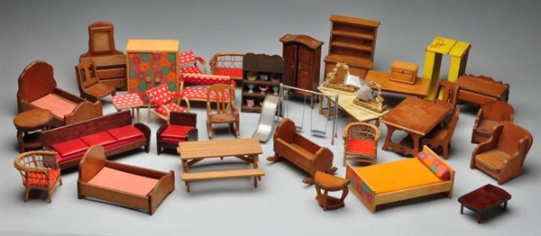 LARGE LOT OF DOLL HOUSE FURNITURE.                