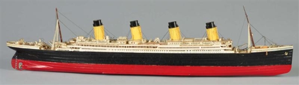 CONTEMPORARY PLASTIC OCEAN LINER BOAT MODEL.      