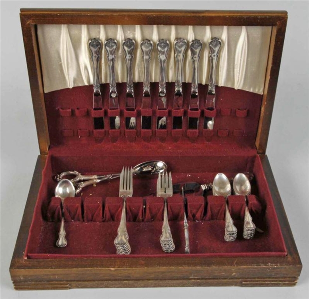TOWLE STERLING SILVER FLATWARE SET.               