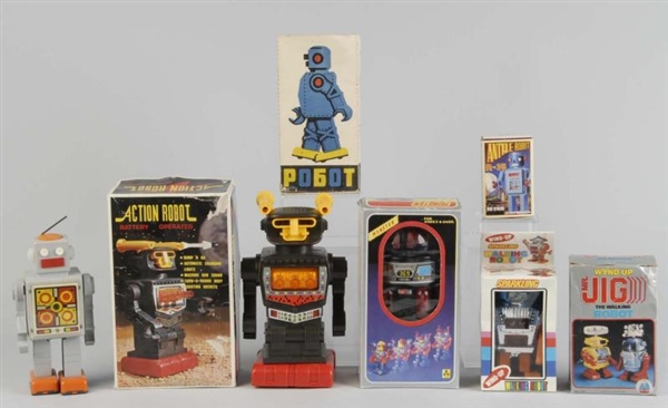 LOT OF 6: ROBOT BATTERY-OP & WIND-UP TOYS.        