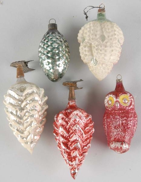LOT OF 5: GLASS CHRISTMAS ORNAMENTS.              