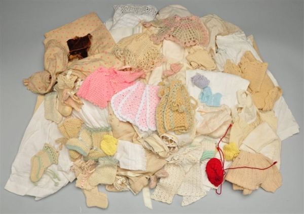 LOT OF ANTIQUE CLOTHING FOR BABY DOLLS.           