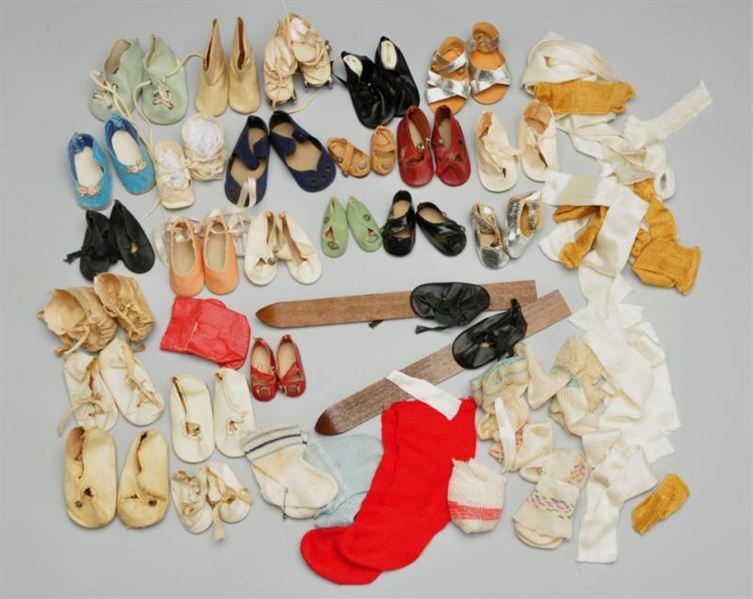 LOT OF 30 VINTAGE DOLL SHOES & STOCKINGS.         