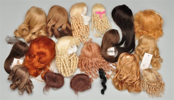 LOT OF 17 WIGS FOR ANTIQUE DOLLS.                 