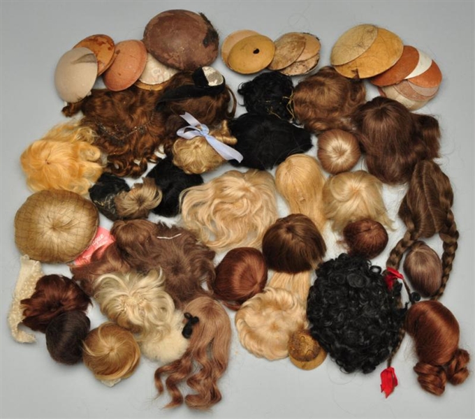 LOT OF 30 WIGS AND PATES FOR ANTIQUE DOLLS.       