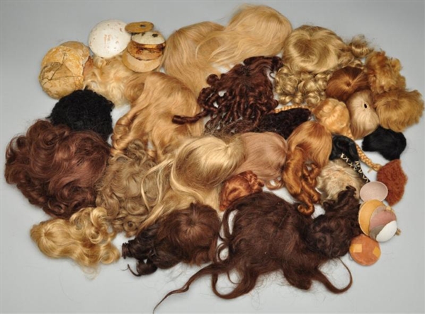 LOT OF 30 WIGS AND PATES FOR ANTIQUE DOLLS.       
