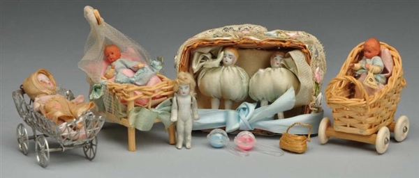 LOT OF DOLLS IN BEDS OR CARRIAGES.                