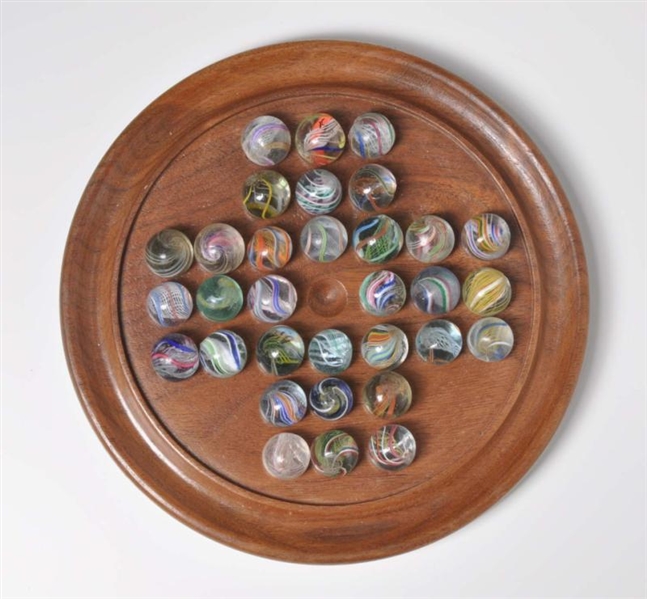 SOLITAIRE BOARD WITH 32 SWIRL MARBLES.            