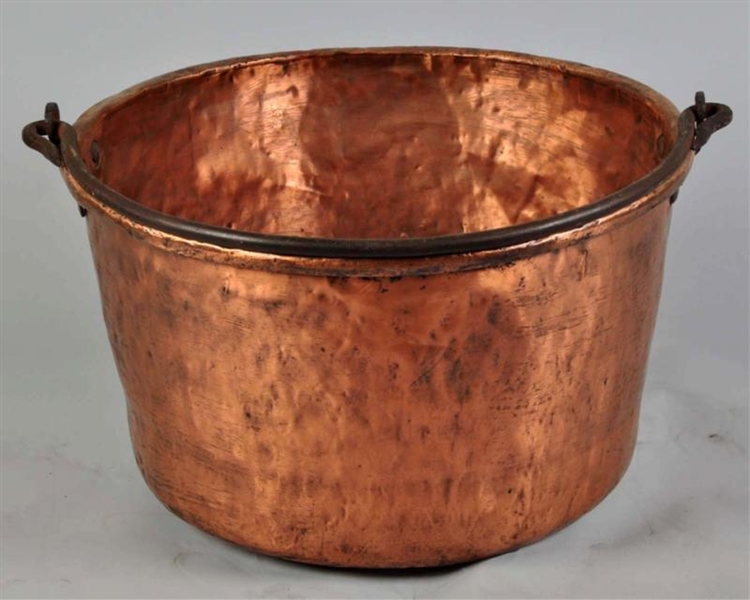 LARGE COPPER APPLE BUTTER POT WITH METAL HANDLE.  