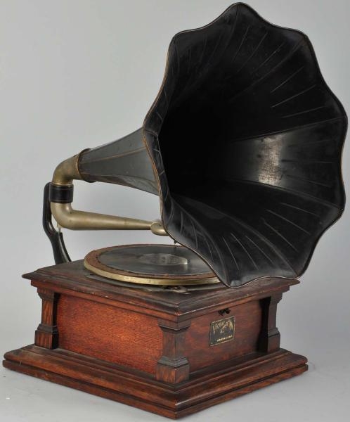 VICTOR V PHONOGRAPH WITH HORN.                    