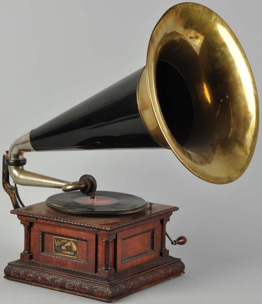 VICTOR MONARCH SPECIAL PHONOGRAPH WITH HORN.      
