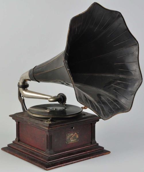 VICTOR III PHONOGRAPH WITH HORN.                  