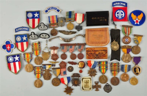 LOT OF US MILITARY MEDALS, PINS & PATCHES.        