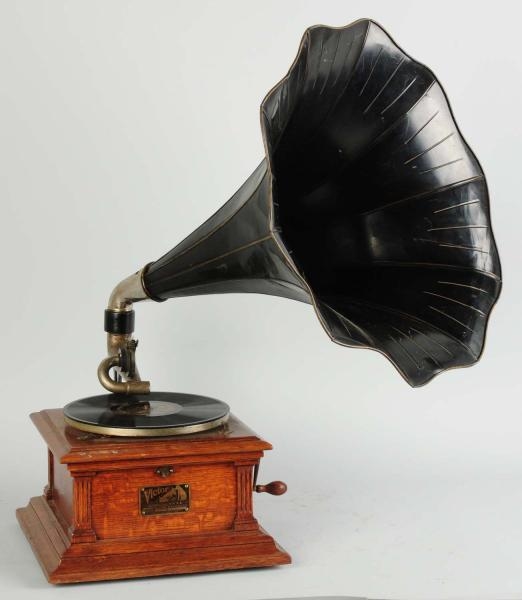 VICTOR III PHONOGRAPH WITH HORN.                  