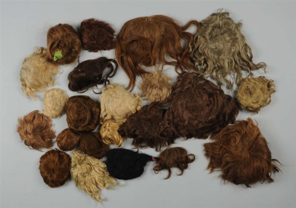 LOT OF 22 DOLL WIGS.                              