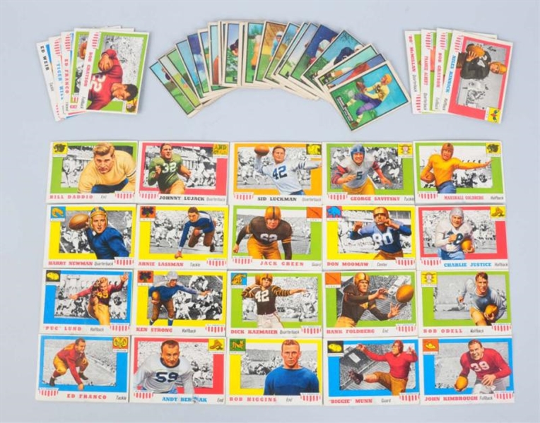 LOT OF 50: VINTAGE COLLEGE FOOTBALL CARDS.        