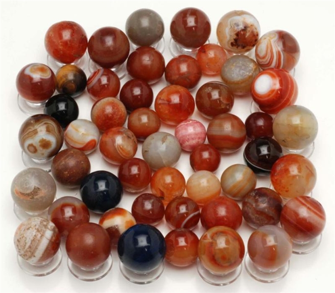 LOT OF 50+ ASSORTED AGATE MARBLES.                