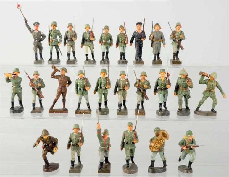 ASSORTED LOT OF COMPOSITION SOLDIERS.             