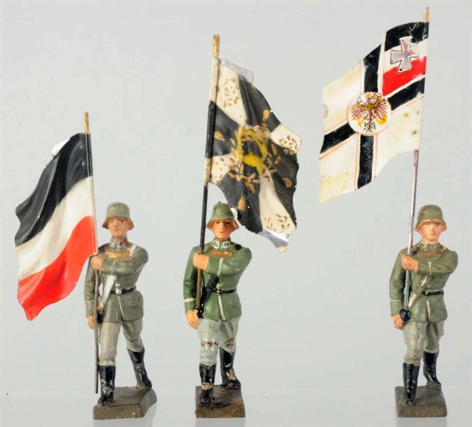 LINEOL 7CM GERMAN ARMY FLAGMEN.                   