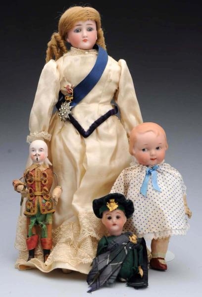 LOT OF MISCELLANEOUS DOLLS.                       