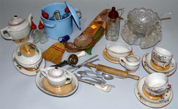 GROUP LOT OF MISCELLANEOUS CHILDS DISHES.        