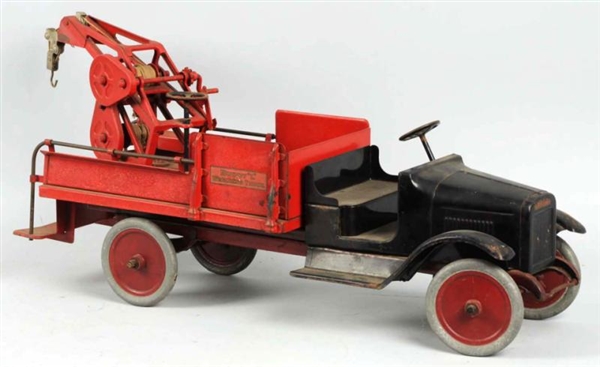 PRESSED STEEL BUDDY L WRECKING TRUCK TOY.         