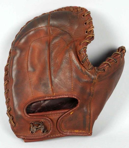 EARLY SPALDING LEATHER CATCHERS MITT.            