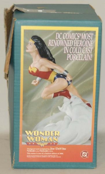 1995 DC COMICS WONDER WOMAN STATUE IN BOX.        