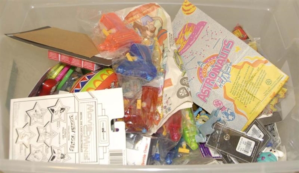 LOT OF ASSORTED 1980S-2000S TOY ITEMS.            