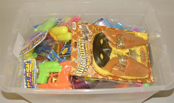LARGE LOT OF ASSORTED WATER AND TOY GUNS.         