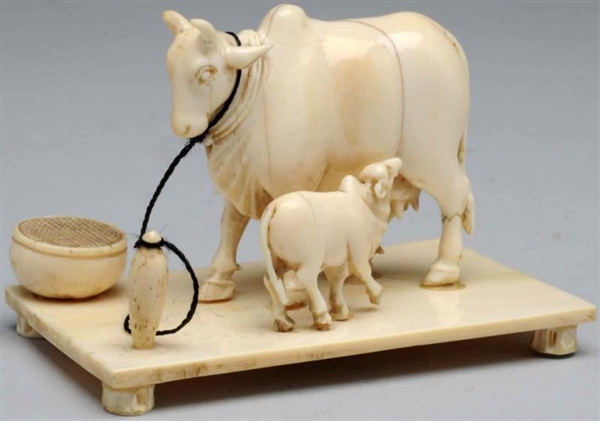 SMALL IVORY COW & CALF FIGURE.                    